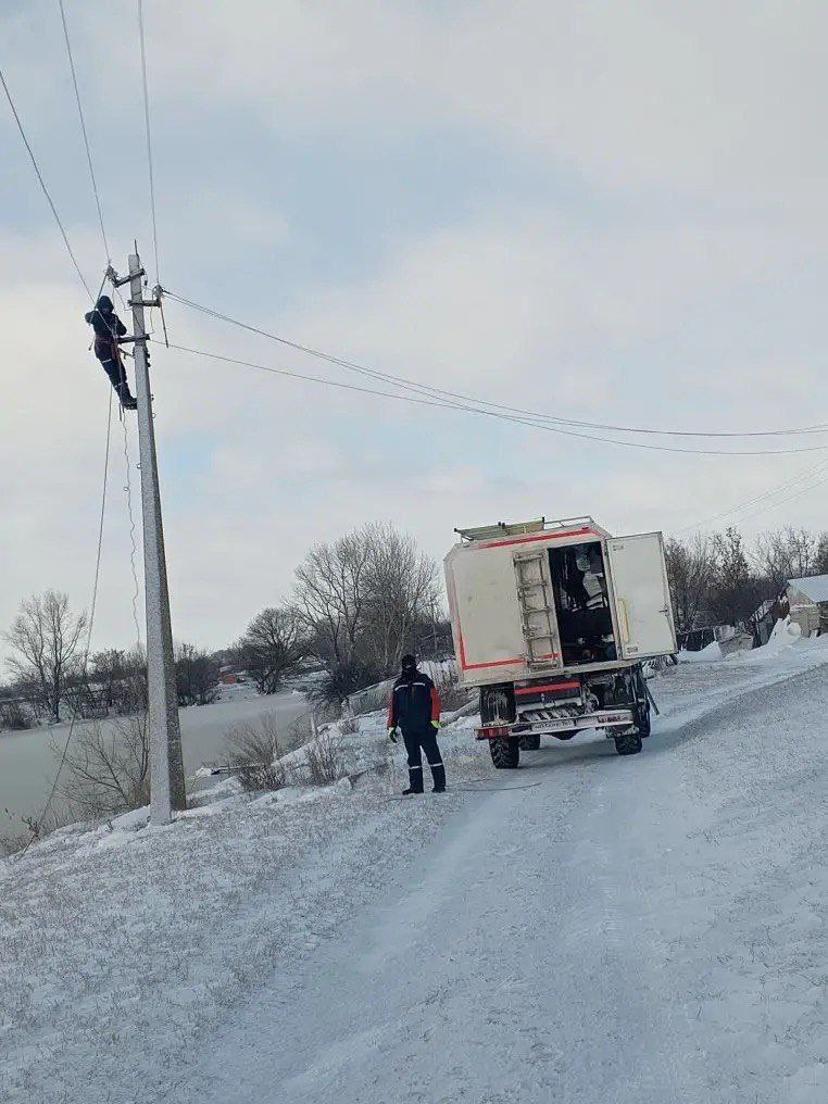 В области 100 аварийных бригад устраняют повреждения на электросетях из-за непогоды