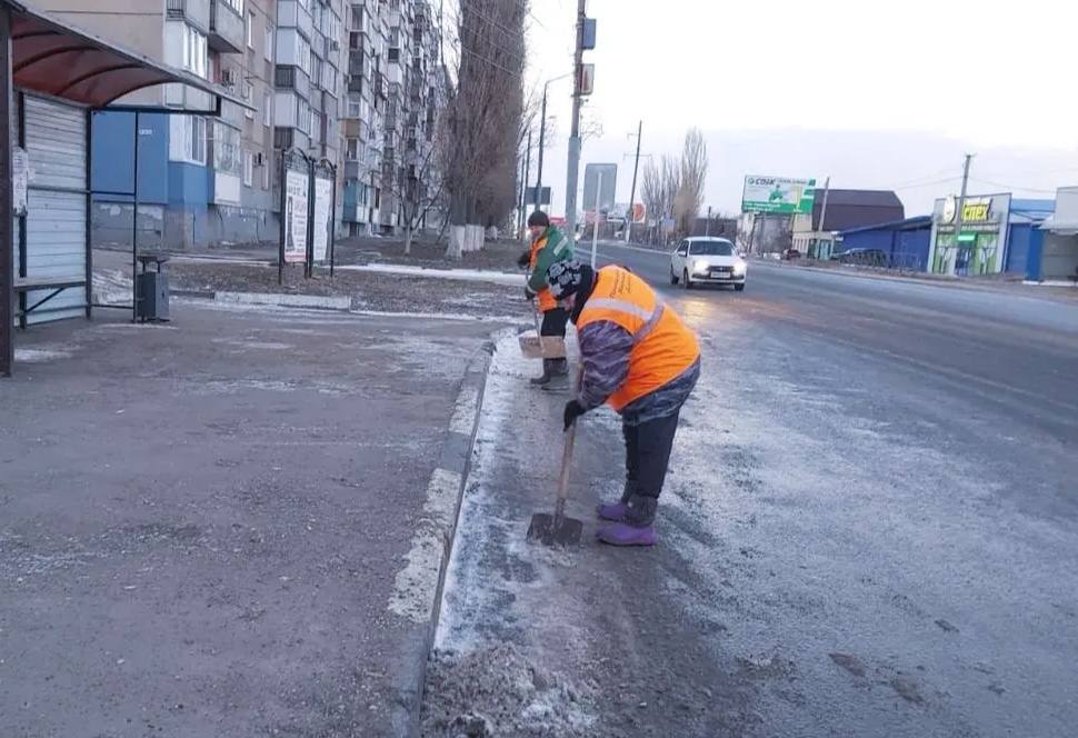В Энгельсе продолжаются работы по очистке дорог и тротуаров, а также обработке территорий противогололедными материалами В Энгельсе продолжаются работы по очистке дорог и тротуаров, а также обработке территорий противогололедными материалами