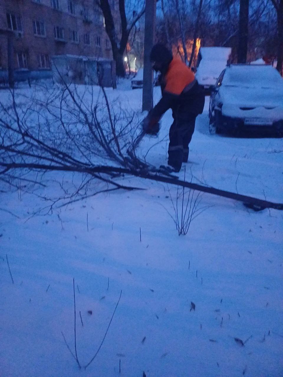 Сотрудники «Комбината благоустройства» в круглосуточном режиме устраняют последствия непогоды Сотрудники «Комбината благоустройства» в круглосуточном режиме устраняют последствия непогоды