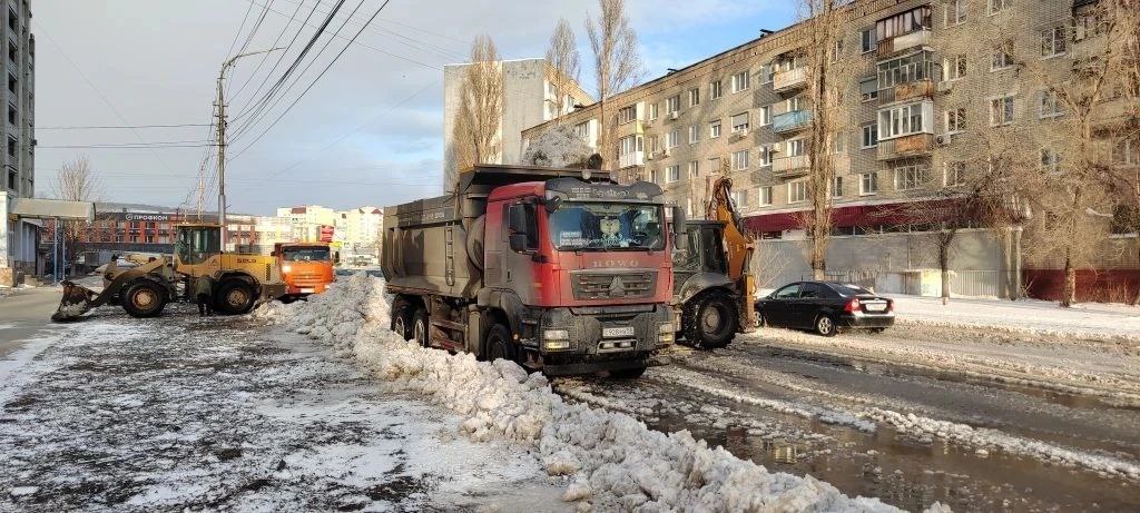 Для ликвидации последствий снегопадов в районах области в круглосуточном режиме дежурят специалисты Дирекции дорожного хозяйства