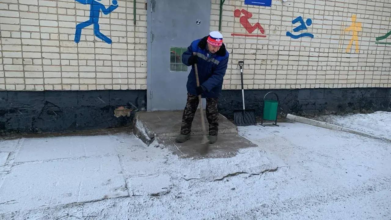 Территории порядка 180 объектов социальной сферы уже расчищены от снега и наледи Территории порядка 180 объектов социальной сферы уже расчищены от снега и наледи