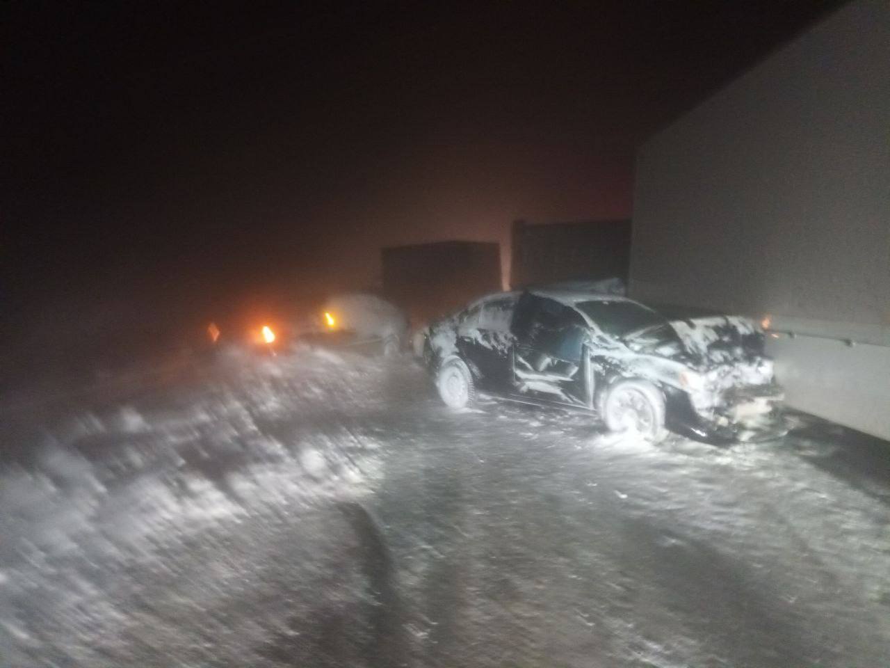 По состоянию на 11:00 14 декабря 2025 года Службой спасения Саратовской области спасено и эвакуировано из снежных заносов 200 человек, из них 50 детей