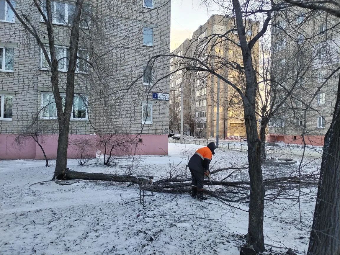 Сотрудники «Комбината благоустройства» в круглосуточном режиме устраняют последствия непогоды Сотрудники «Комбината благоустройства» в круглосуточном режиме устраняют последствия непогоды