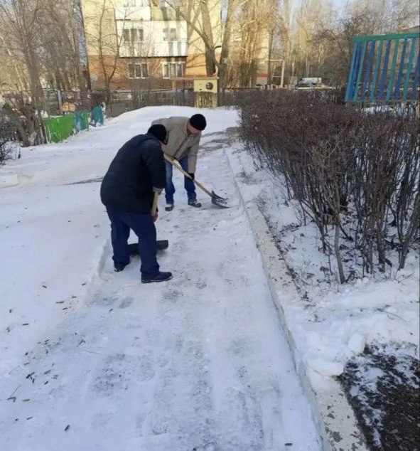 Территории порядка 180 объектов социальной сферы уже расчищены от снега и наледи Территории порядка 180 объектов социальной сферы уже расчищены от снега и наледи