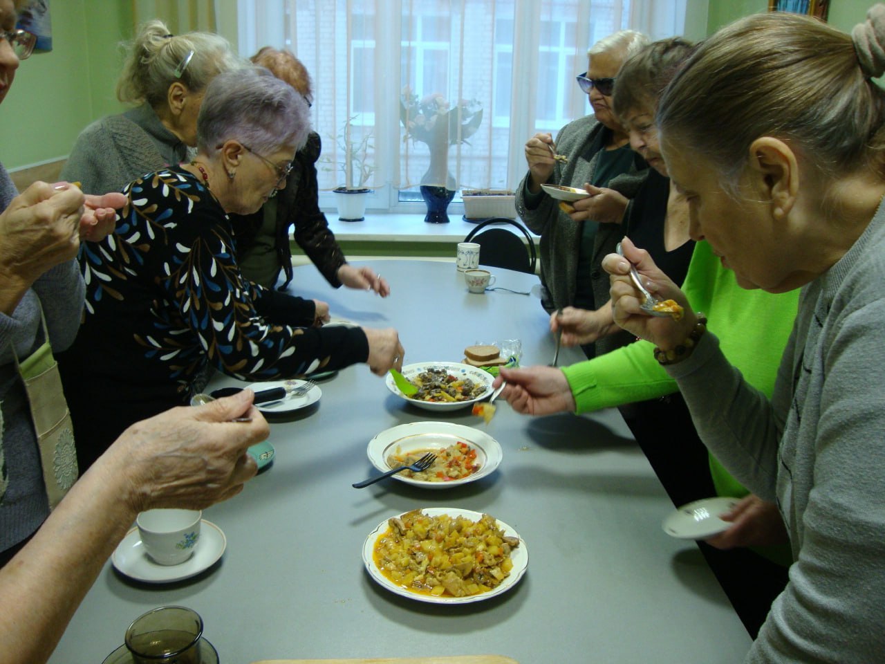 Кулинарный батл: в центре соцобслуживания Саратова готовили блюда в горшочках Кулинарный батл: в центре соцобслуживания Саратова готовили блюда в горшочках