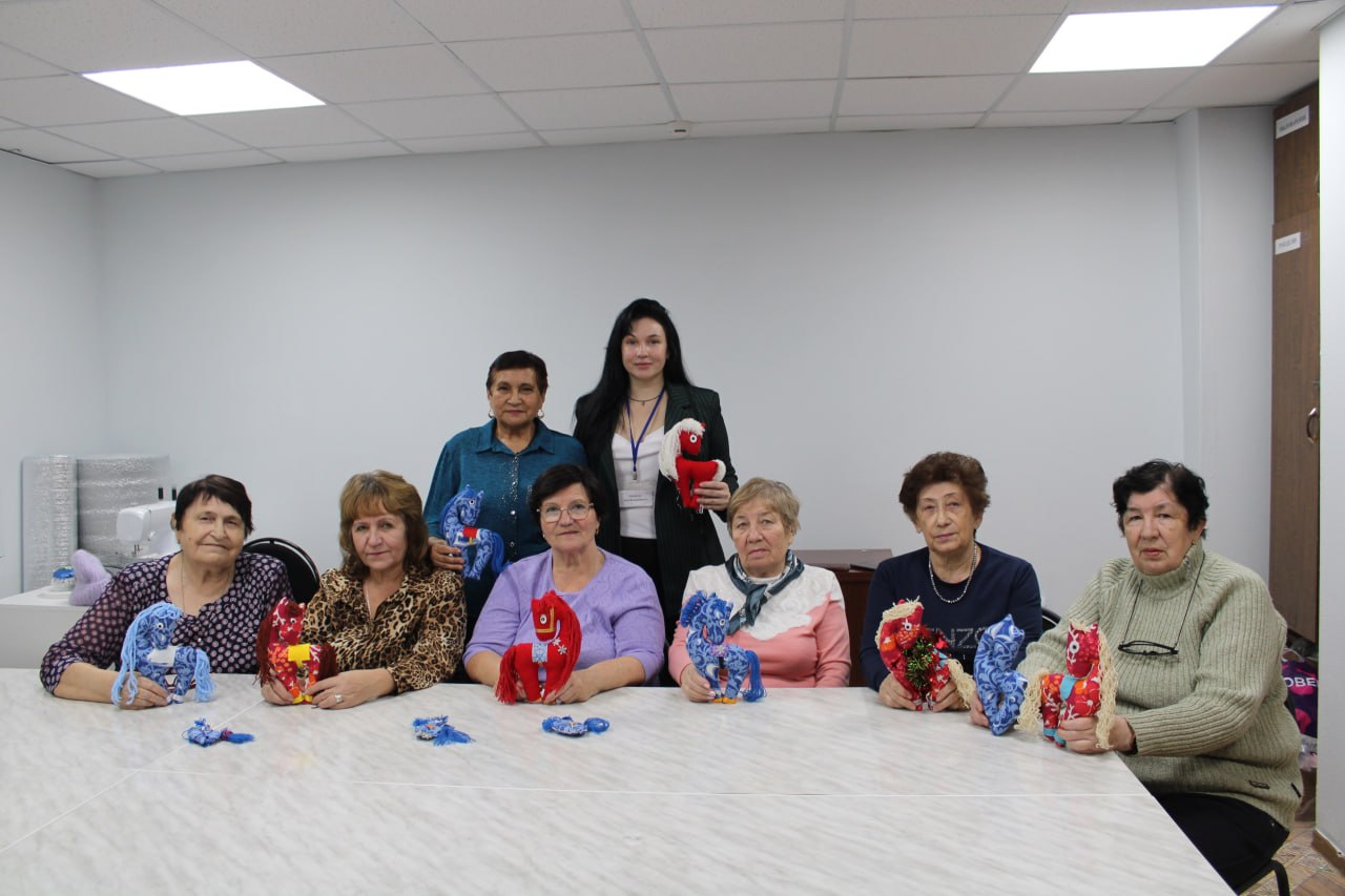 Новогоднюю игрушку – символ наступающего года мастерили в центре соцобслуживания Алгайского района