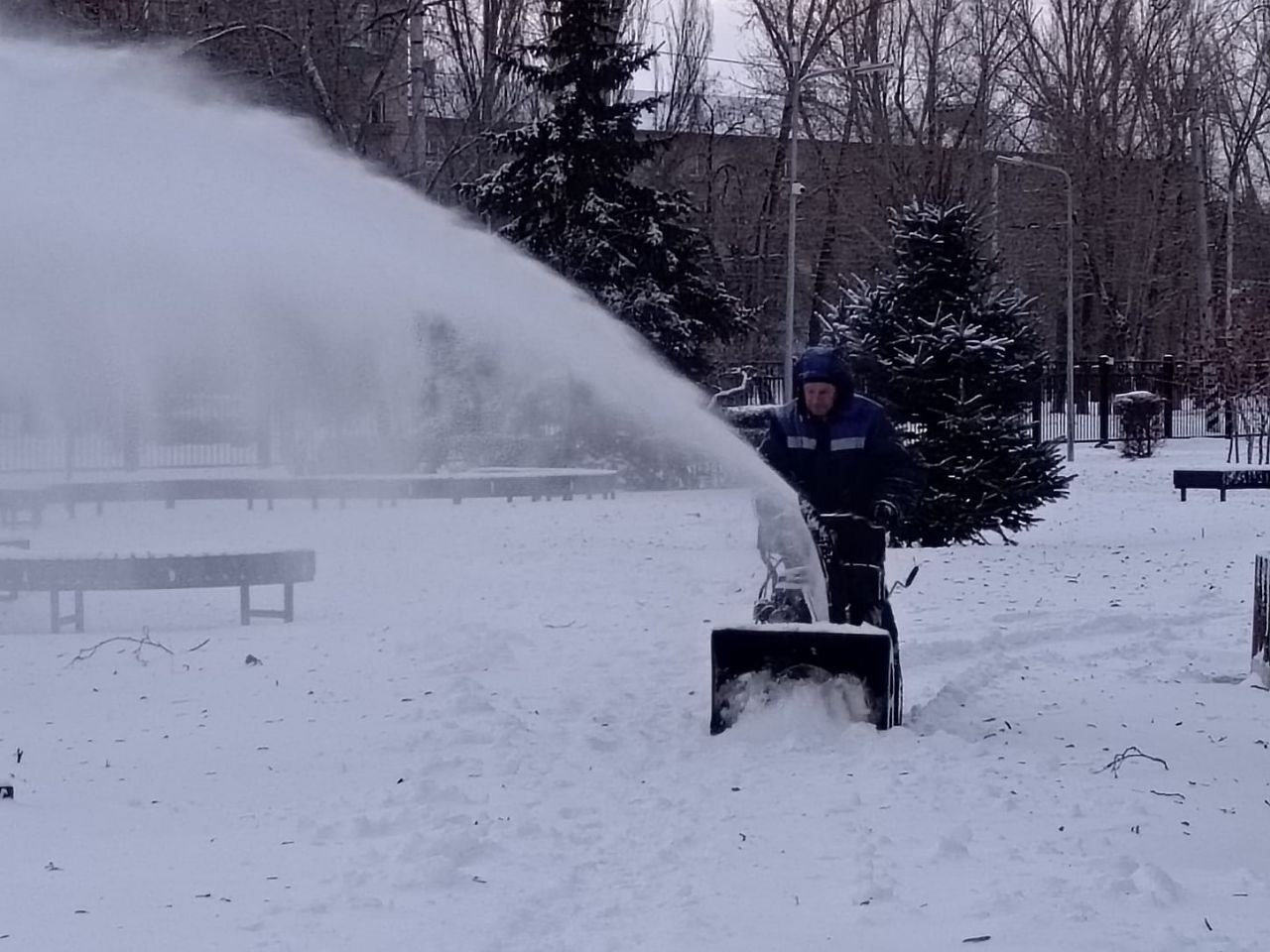 Сотрудники «Комбината благоустройства» в круглосуточном режиме устраняют последствия непогоды Сотрудники «Комбината благоустройства» в круглосуточном режиме устраняют последствия непогоды