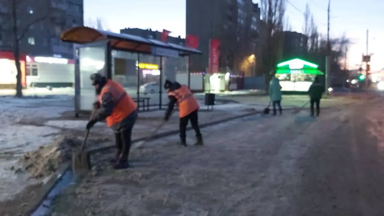 В Энгельсе продолжаются работы по очистке дорог и тротуаров, а также обработке территорий противогололедными материалами В Энгельсе продолжаются работы по очистке дорог и тротуаров, а также обработке территорий противогололедными материалами