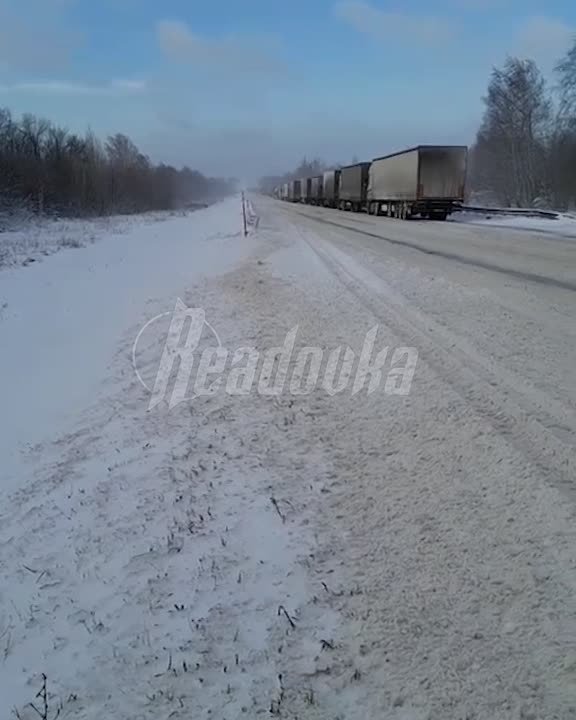 Многокилометровая пробка из фур образовалась в Самарской области — сотни грузовиков не могут проехать из-за накопившегося снега
