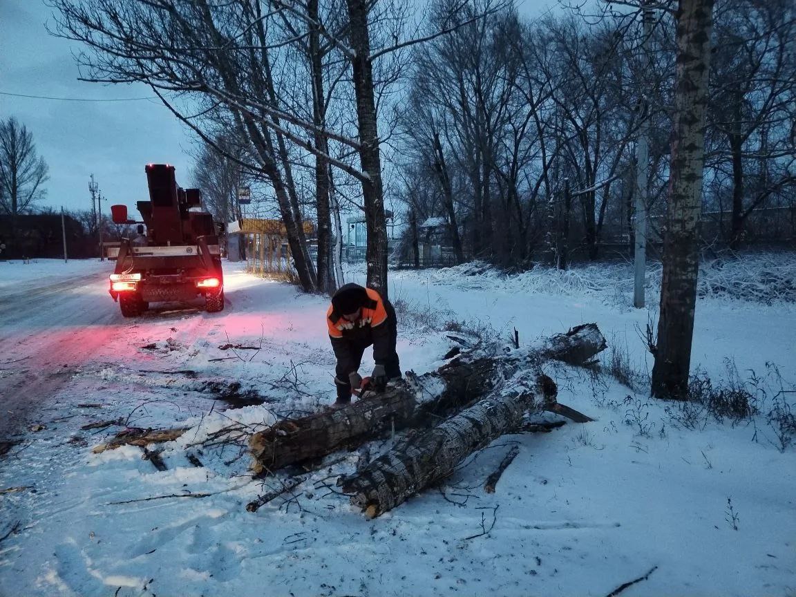 Сотрудники «Комбината благоустройства» в круглосуточном режиме устраняют последствия непогоды Сотрудники «Комбината благоустройства» в круглосуточном режиме устраняют последствия непогоды
