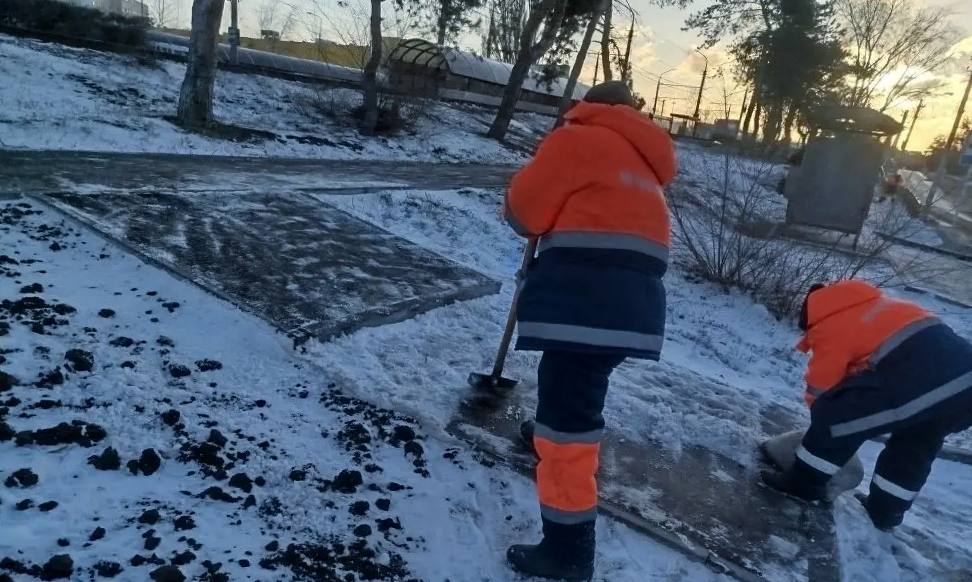 В городе стартовали плановые работы по вывозу снега, накопленного на улицах после недавних осадков В городе стартовали плановые работы по вывозу снега, накопленного на улицах после недавних осадков