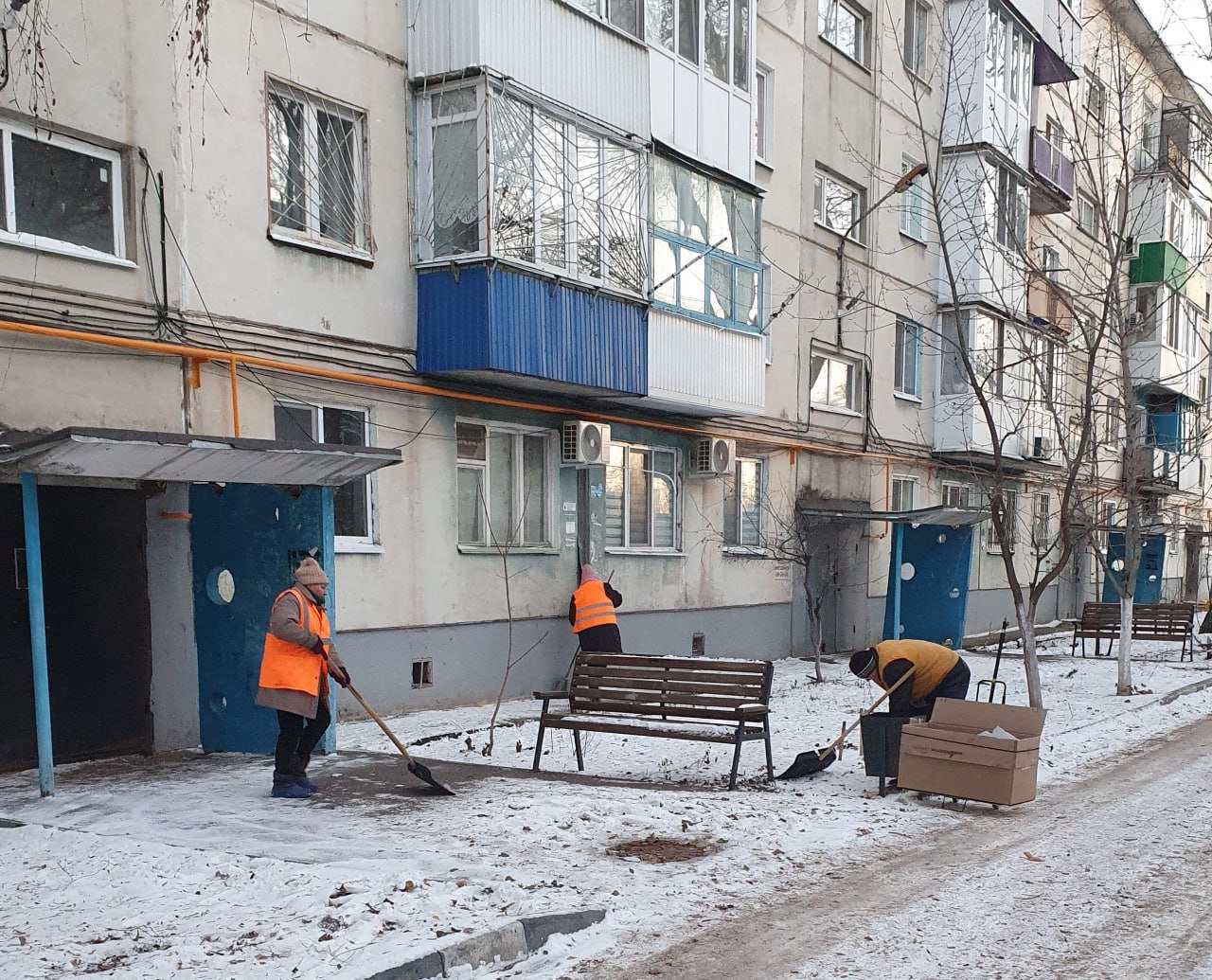В Энгельсе проконтролировали очистку прилегающих территорий МКД от снега В Энгельсе проконтролировали очистку прилегающих территорий МКД от снега