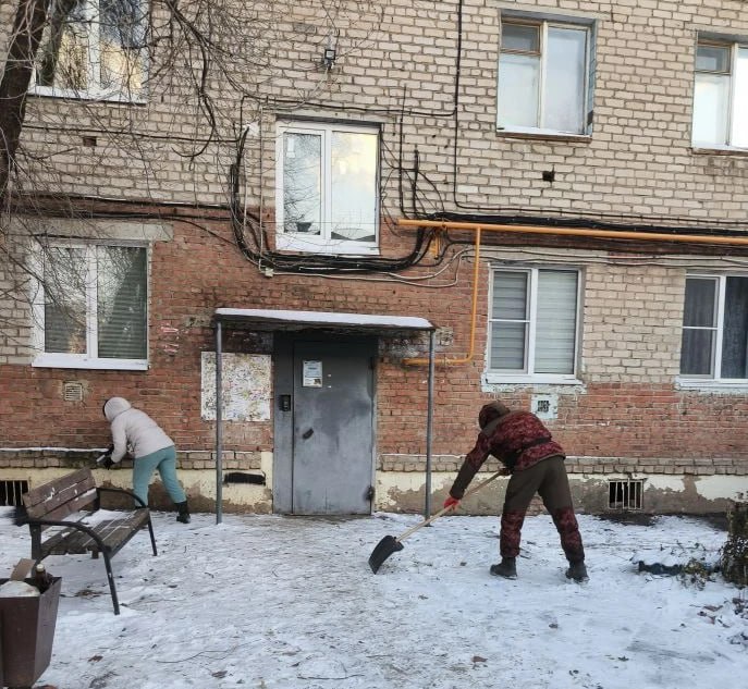 В Энгельсе проконтролировали очистку прилегающих территорий МКД от снега В Энгельсе проконтролировали очистку прилегающих территорий МКД от снега