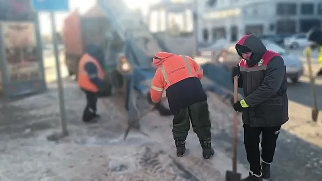 В городе стартовали плановые работы по вывозу снега, накопленного на улицах после недавних осадков