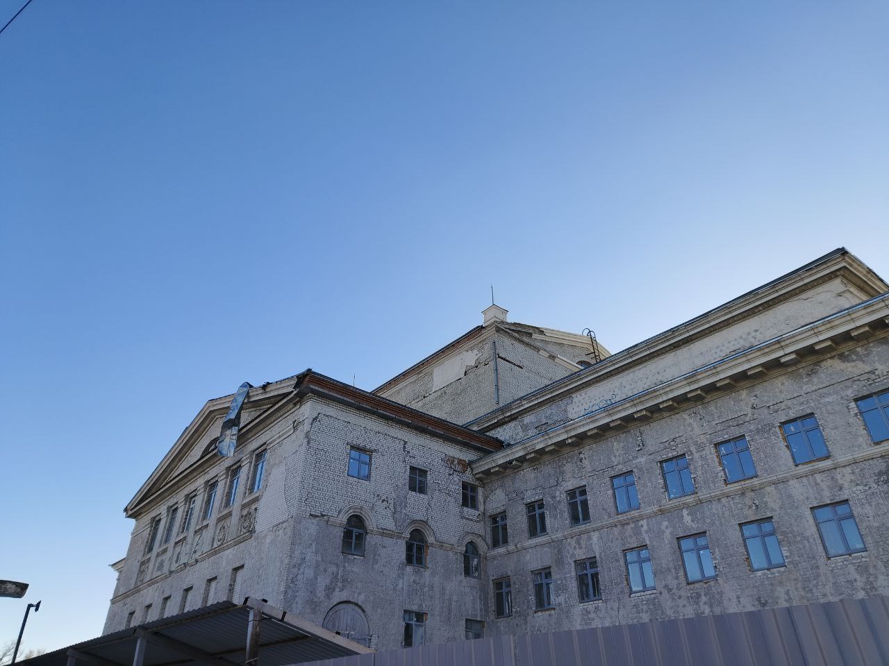 На Театральной площади полностью разобрали сломанную новогоднюю елку На Театральной площади полностью разобрали сломанную новогоднюю елку