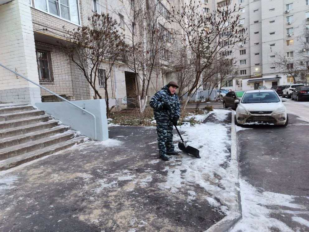 В Энгельсе проконтролировали очистку прилегающих территорий МКД от снега В Энгельсе проконтролировали очистку прилегающих территорий МКД от снега