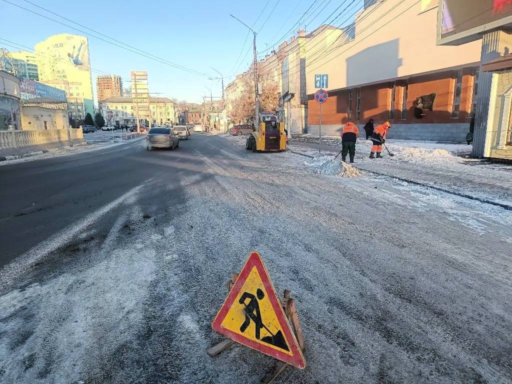 В городе стартовали плановые работы по вывозу снега, накопленного на улицах после недавних осадков В городе стартовали плановые работы по вывозу снега, накопленного на улицах после недавних осадков