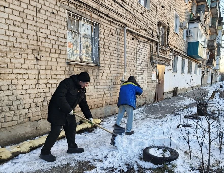 В Энгельсе проконтролировали очистку прилегающих территорий МКД от снега В Энгельсе проконтролировали очистку прилегающих территорий МКД от снега