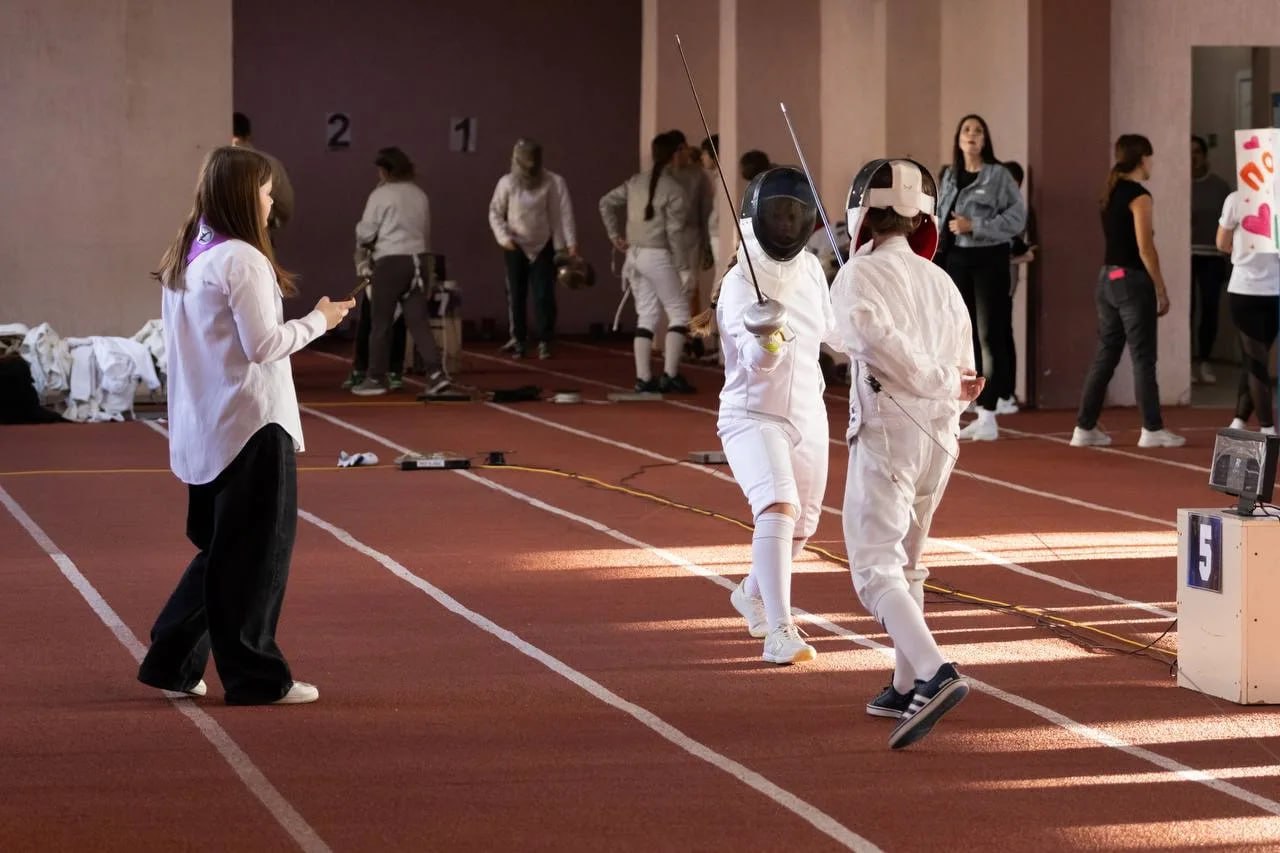 На базе легкоатлетического манежа прошёл яркий и запоминающийся фехтовальный фестиваль «Моя семья — моя команда» На базе легкоатлетического манежа прошёл яркий и запоминающийся фехтовальный фестиваль «Моя семья — моя команда»