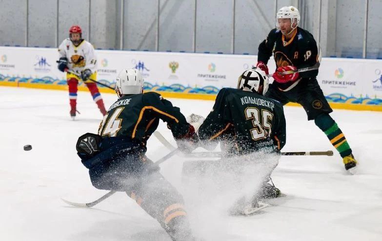 Хоккейная команда «Кольцовское» - чемпион России среди сельских команд на Всероссийском марафоне «Земля спорта» Хоккейная команда «Кольцовское» - чемпион России среди сельских команд на Всероссийском марафоне «Земля спорта»