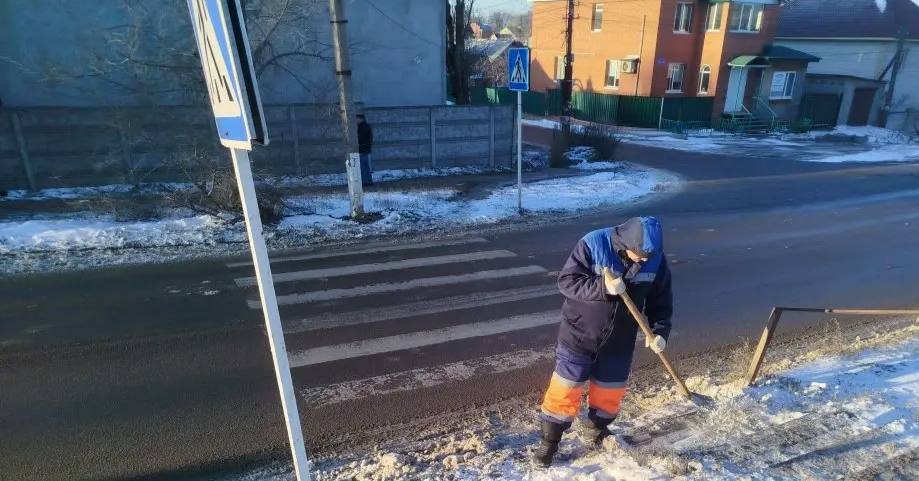 В городе стартовали плановые работы по вывозу снега, накопленного на улицах после недавних осадков В городе стартовали плановые работы по вывозу снега, накопленного на улицах после недавних осадков