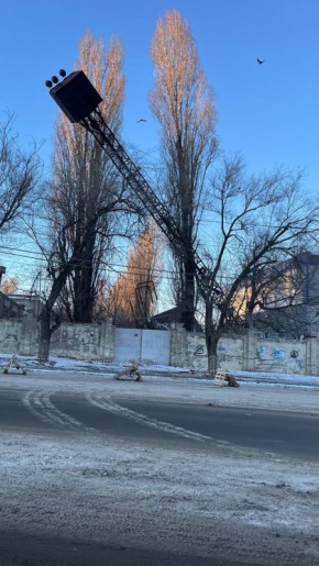 Опасно. Читатель переживает, что эта тяжёлая железная конструкция может упасть в любой момент, и ленточка, которой ее огородили, не спасёт