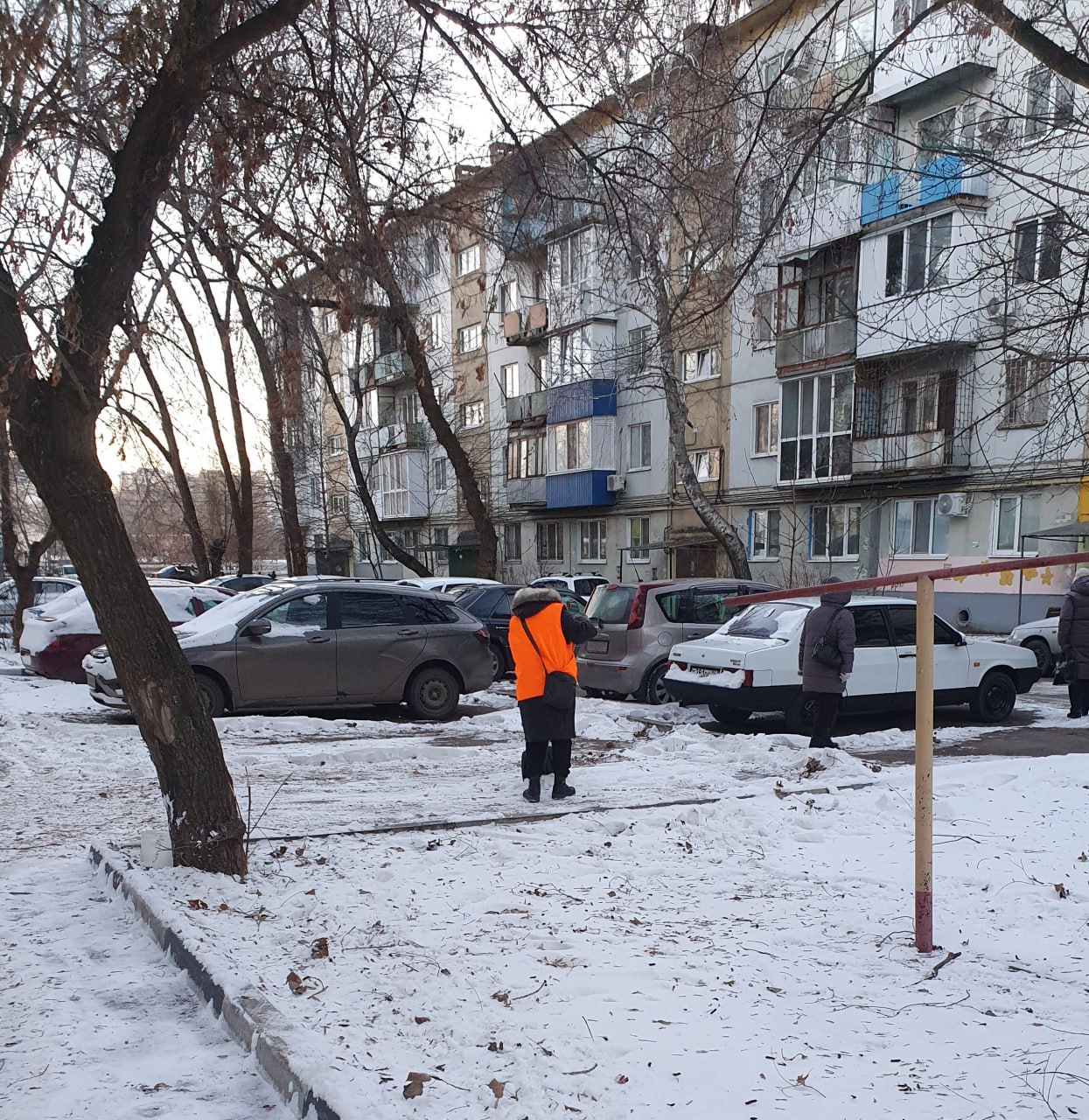 В Энгельсе проконтролировали очистку прилегающих территорий МКД от снега В Энгельсе проконтролировали очистку прилегающих территорий МКД от снега