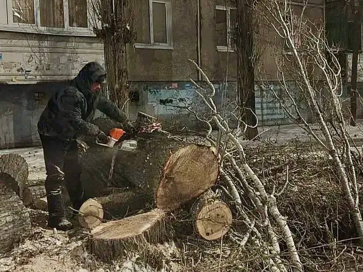 Коммунальные службы продолжают устранять последствия стихии Коммунальные службы продолжают устранять последствия стихии