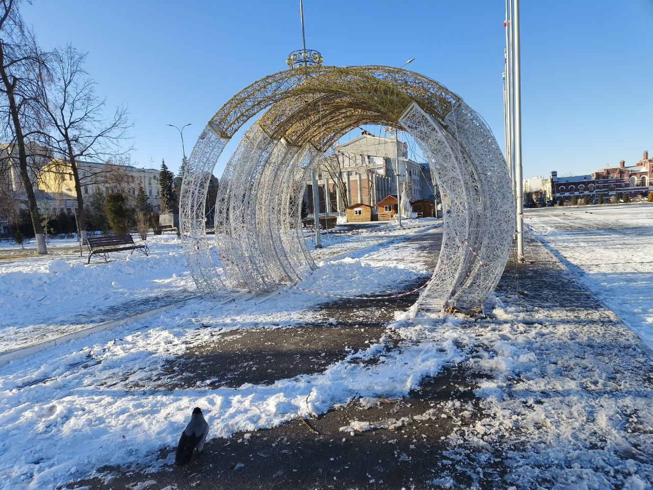 На Театральной площади полностью разобрали сломанную новогоднюю елку На Театральной площади полностью разобрали сломанную новогоднюю елку