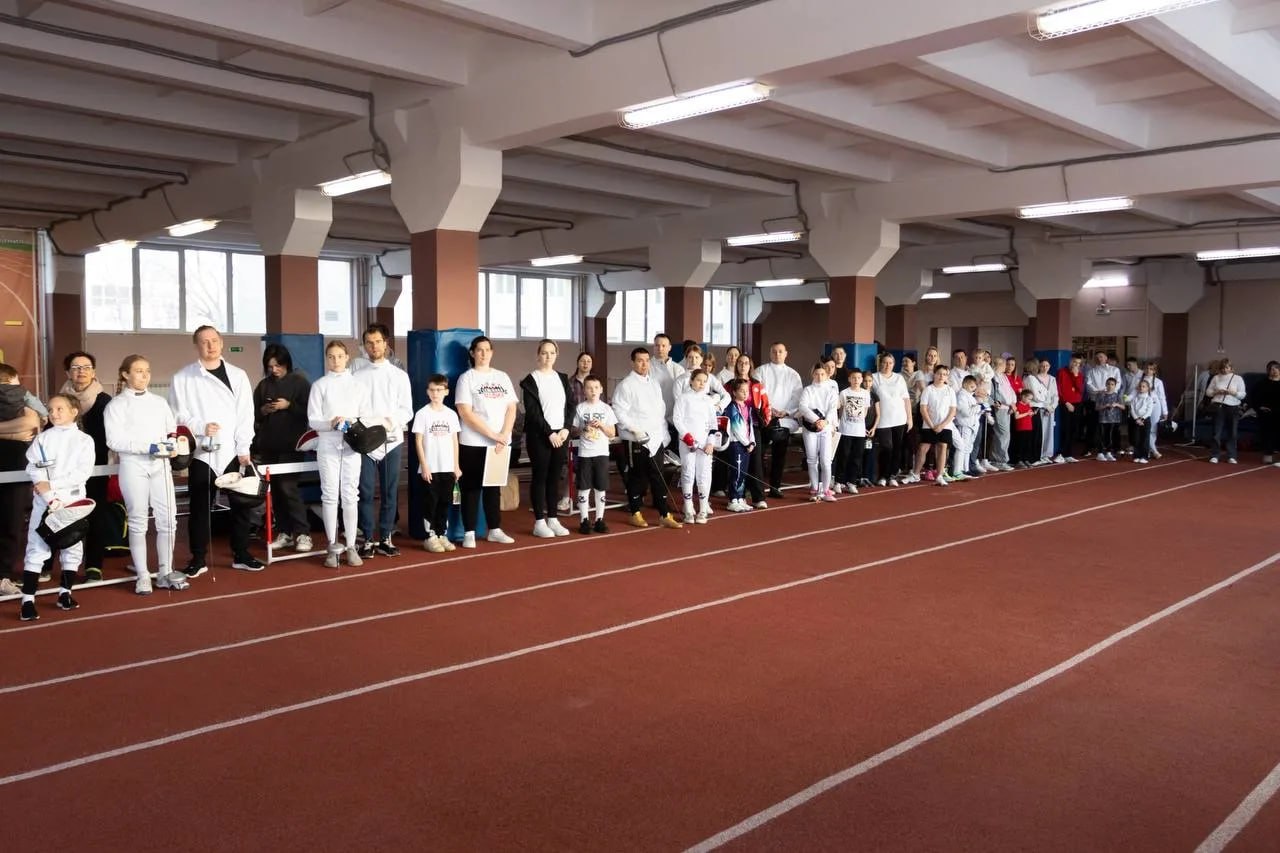 На базе легкоатлетического манежа прошёл яркий и запоминающийся фехтовальный фестиваль «Моя семья — моя команда» На базе легкоатлетического манежа прошёл яркий и запоминающийся фехтовальный фестиваль «Моя семья — моя команда»
