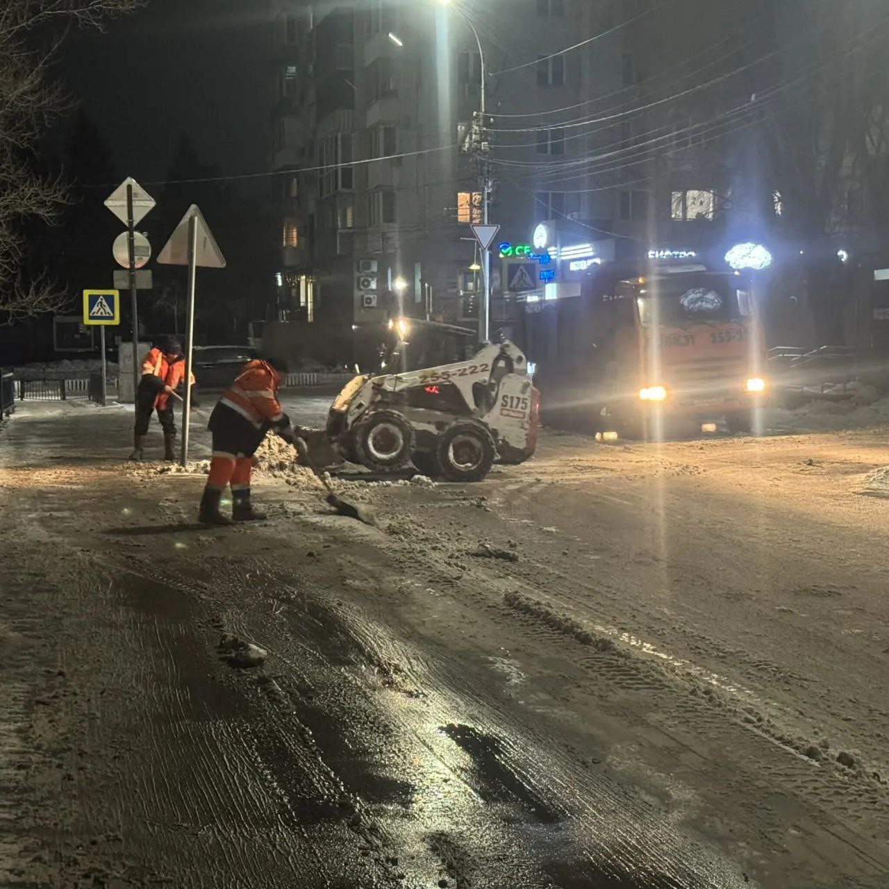 Коммунальные службы продолжают устранять последствия стихии Коммунальные службы продолжают устранять последствия стихии