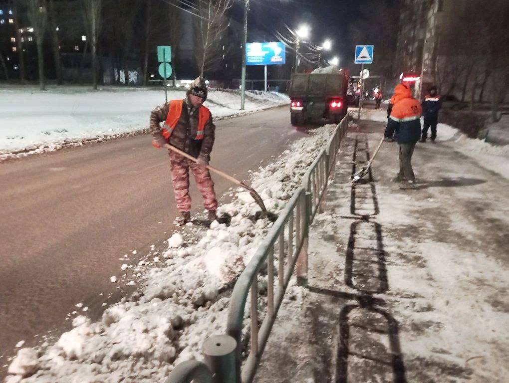 Продолжаются мероприятия по уборке города от снега и наледи Продолжаются мероприятия по уборке города от снега и наледи