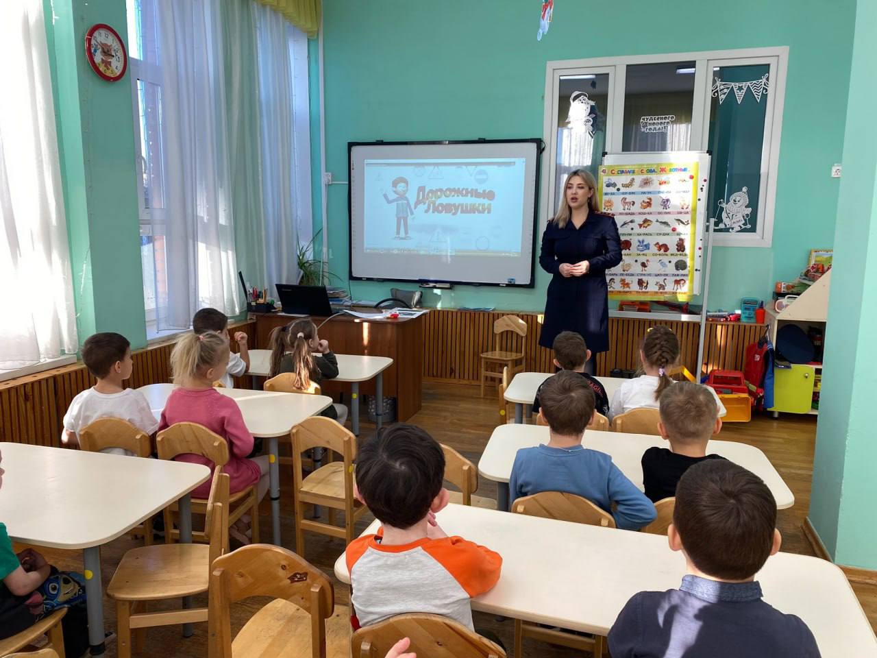 Безопасность на дороге: сотрудники Госавтоинспекции города Саратова провели занятия с дошкольниками Безопасность на дороге: сотрудники Госавтоинспекции города Саратова провели занятия с дошкольниками