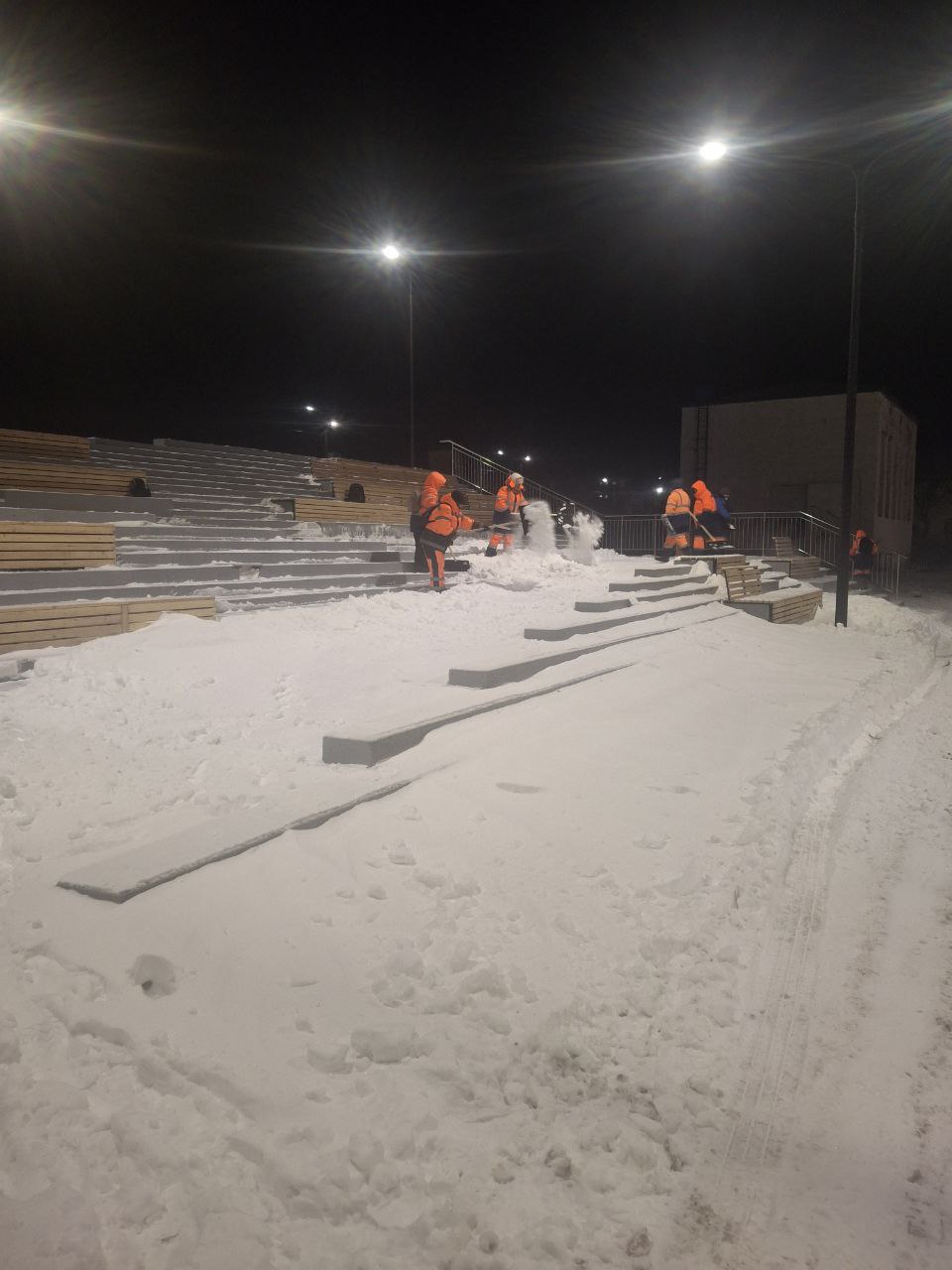 Очистка дорог от снега и посыпка тротуаров пескосоляной смесью Очистка дорог от снега и посыпка тротуаров пескосоляной смесью