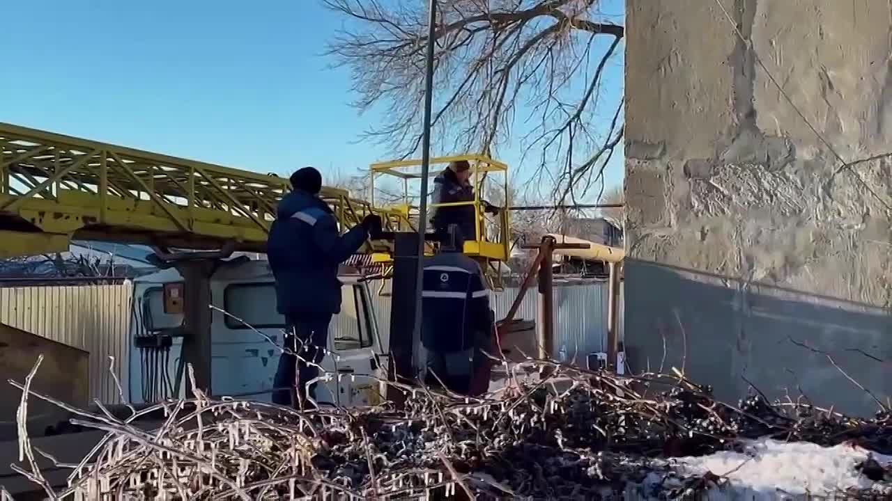 Лично проконтролировал ход восстановительных аварийных работ на сетях МУП «Покровск- тепло», которые обеспечивают теплом три многоквартирных дома поселка им.Карла Маркса Новопушкинского муниципального образования