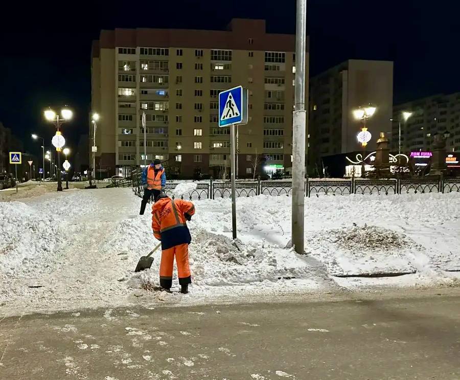 Продолжаются мероприятия по уборке города от снега и наледи Продолжаются мероприятия по уборке города от снега и наледи