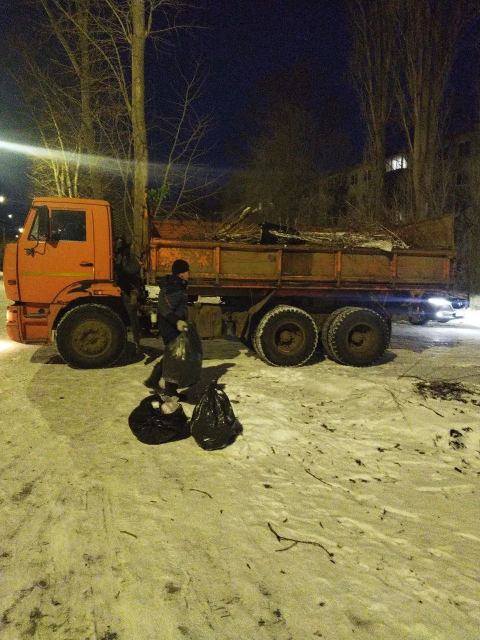 Очистка дорог от снега и посыпка тротуаров пескосоляной смесью Очистка дорог от снега и посыпка тротуаров пескосоляной смесью