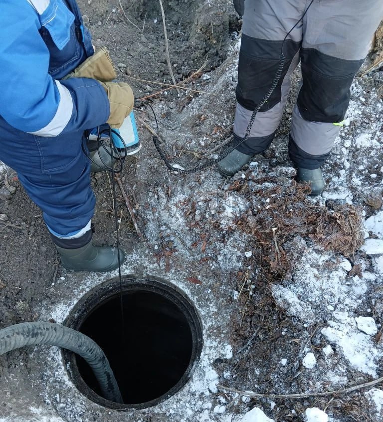 Бригады водоканала ищут повреждение на сетях в Заводском районе