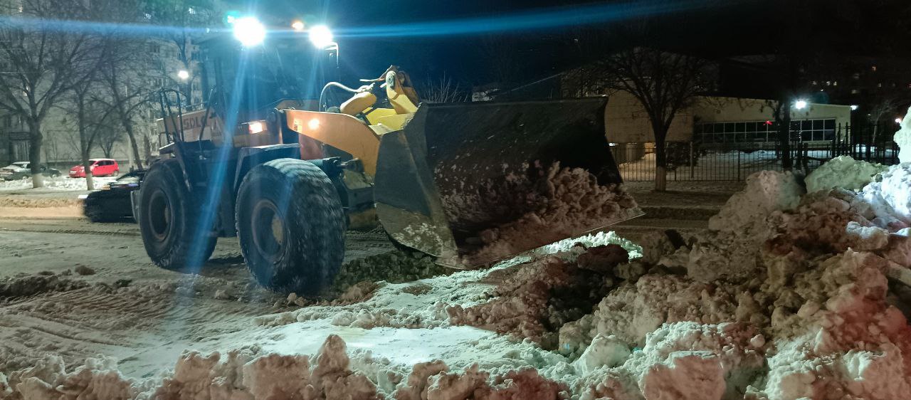 Очистка дорог от снега и посыпка тротуаров пескосоляной смесью Очистка дорог от снега и посыпка тротуаров пескосоляной смесью