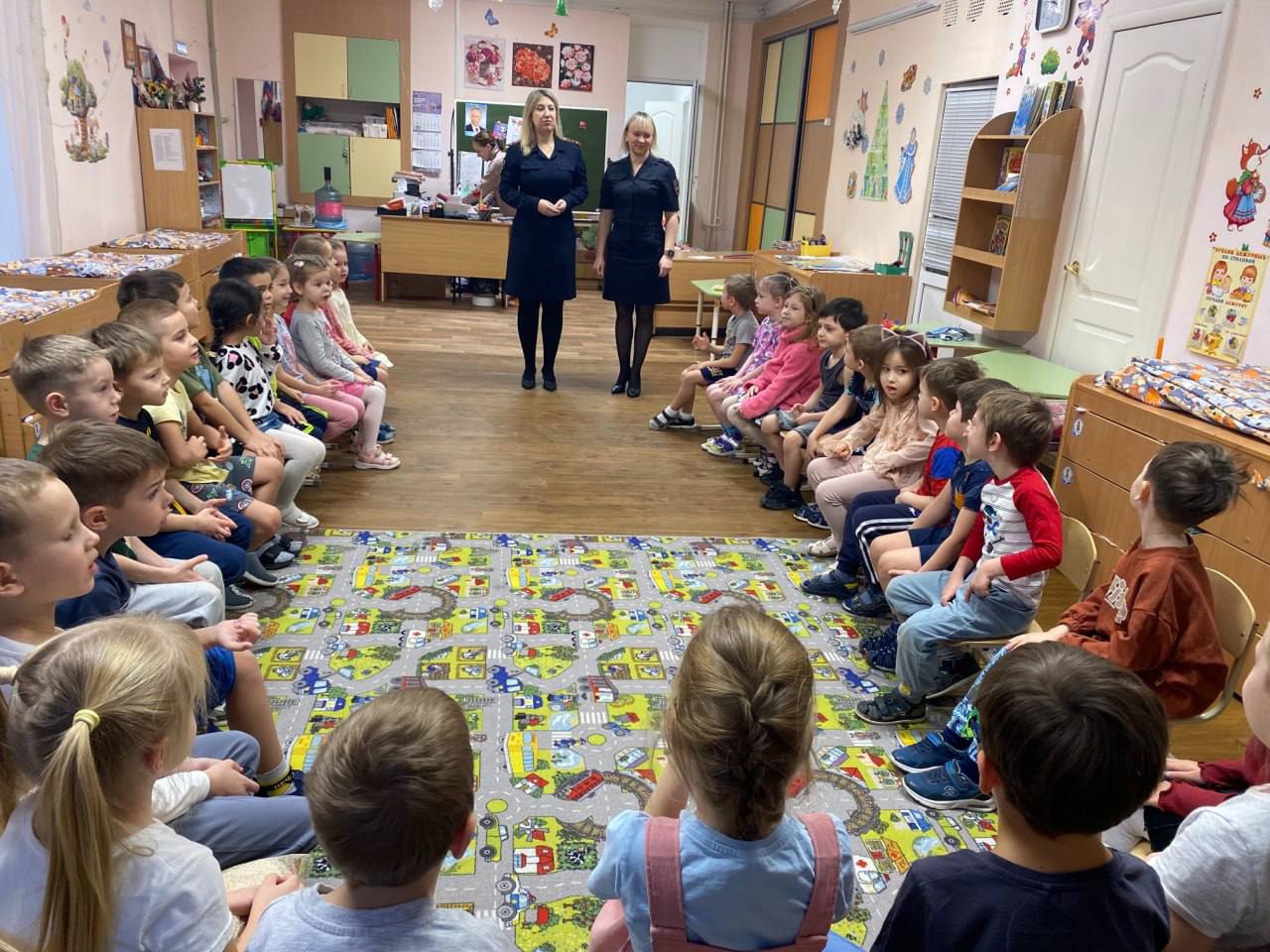 Безопасность на дороге: сотрудники Госавтоинспекции города Саратова провели занятия с дошкольниками Безопасность на дороге: сотрудники Госавтоинспекции города Саратова провели занятия с дошкольниками