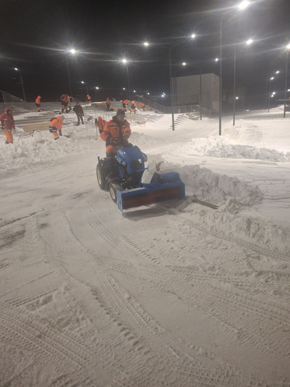 Очистка дорог от снега и посыпка тротуаров пескосоляной смесью Очистка дорог от снега и посыпка тротуаров пескосоляной смесью