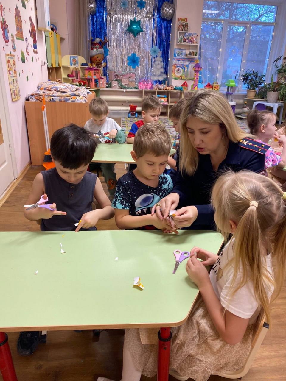 Безопасность на дороге: сотрудники Госавтоинспекции города Саратова провели занятия с дошкольниками Безопасность на дороге: сотрудники Госавтоинспекции города Саратова провели занятия с дошкольниками