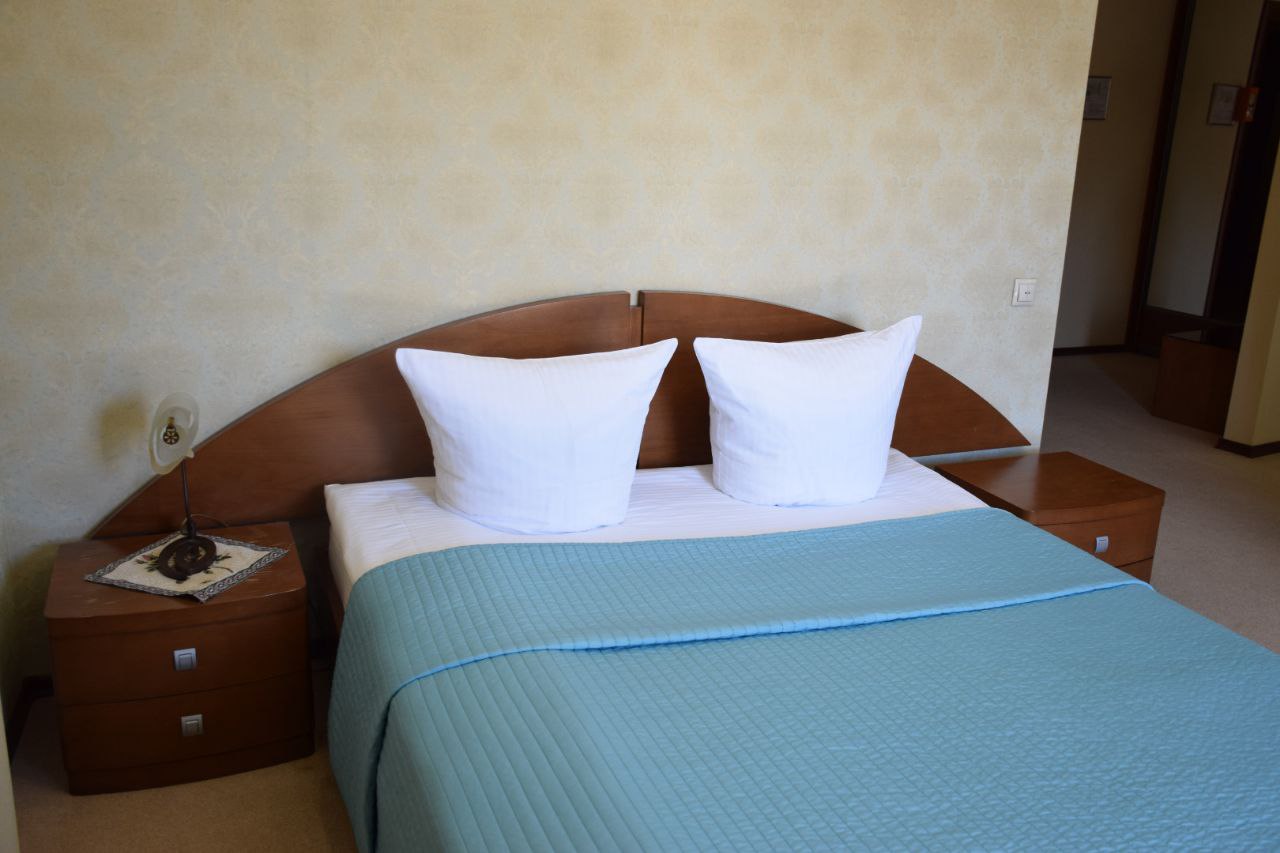 После недавней атаки БПЛА в Заводском районе продолжают убирать и восстанавливать повреждения