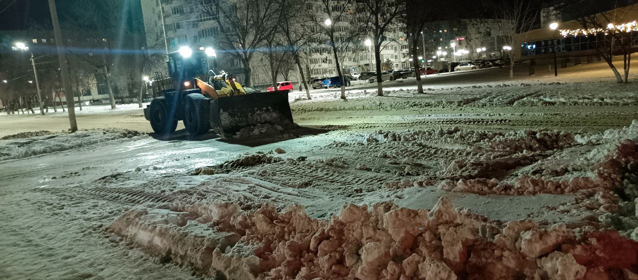 Очистка дорог от снега и посыпка тротуаров пескосоляной смесью Очистка дорог от снега и посыпка тротуаров пескосоляной смесью