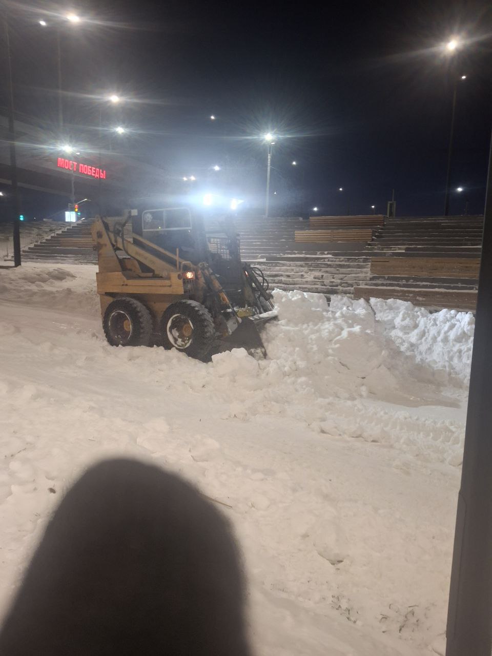 Очистка дорог от снега и посыпка тротуаров пескосоляной смесью Очистка дорог от снега и посыпка тротуаров пескосоляной смесью