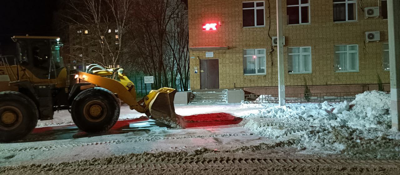 Очистка дорог от снега и посыпка тротуаров пескосоляной смесью Очистка дорог от снега и посыпка тротуаров пескосоляной смесью