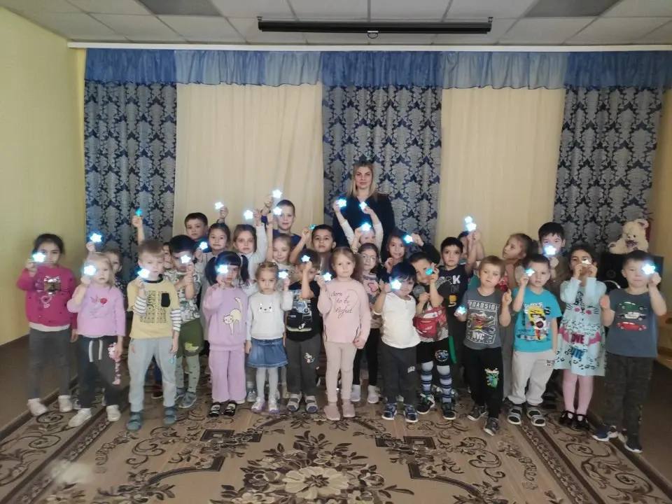 Безопасность на дороге: сотрудники Госавтоинспекции города Саратова провели занятия с дошкольниками Безопасность на дороге: сотрудники Госавтоинспекции города Саратова провели занятия с дошкольниками