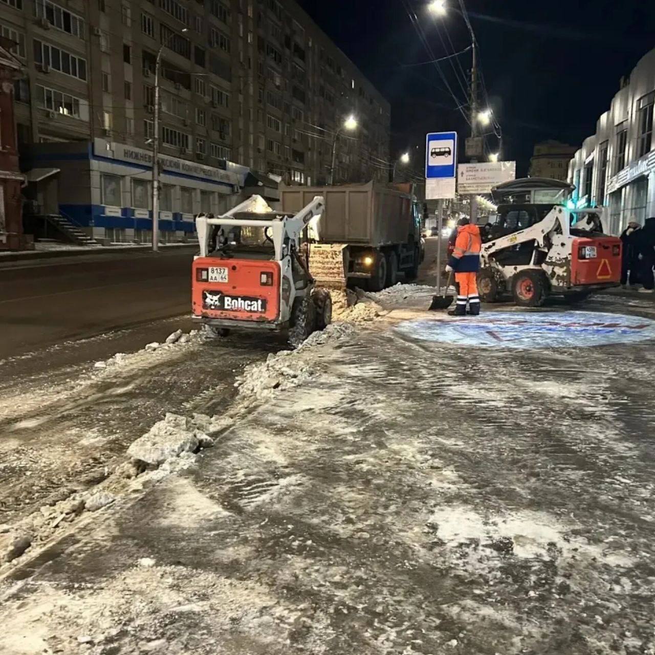 Продолжаются мероприятия по уборке города от снега и наледи Продолжаются мероприятия по уборке города от снега и наледи