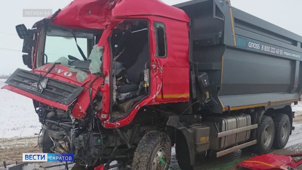 Мужчину зажало в искореженном грузовике после ДТП под Саратовом