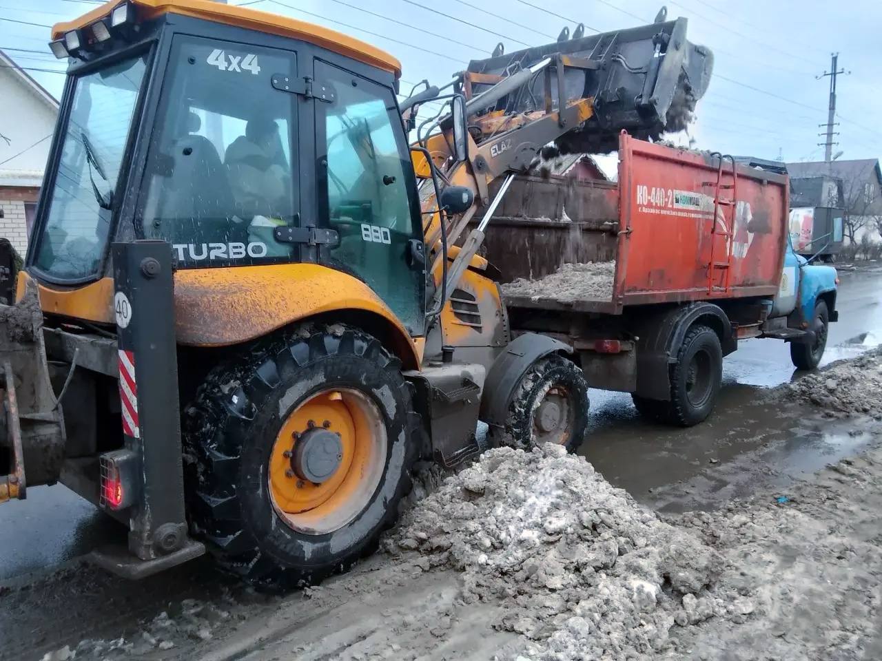 Работы по уборке и вывозу снежных масс с улиц города ведутся в круглосуточном режиме Работы по уборке и вывозу снежных масс с улиц города ведутся в круглосуточном режиме
